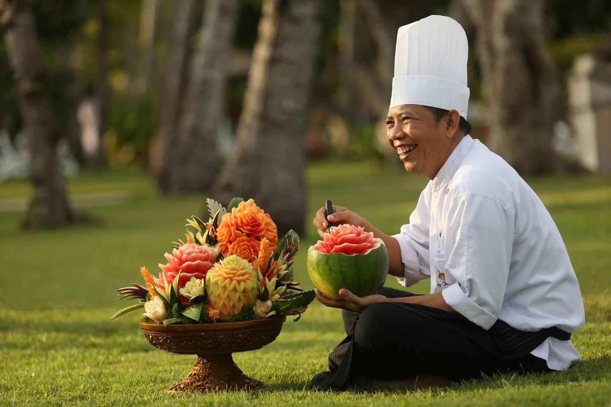 Nusa Dua Beach Hotel And Spa - Handwritten Collection Exterior photo Chef carving watermelon