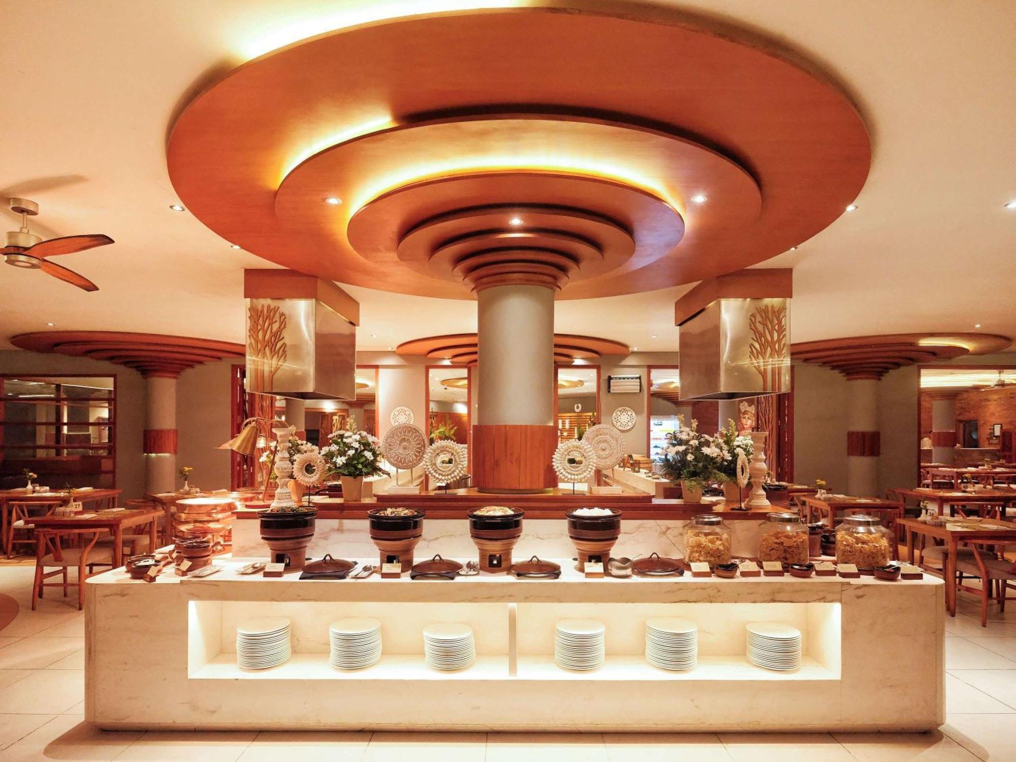 Nusa Dua Beach Hotel And Spa - Handwritten Collection Exterior photo The buffet at the restaurant